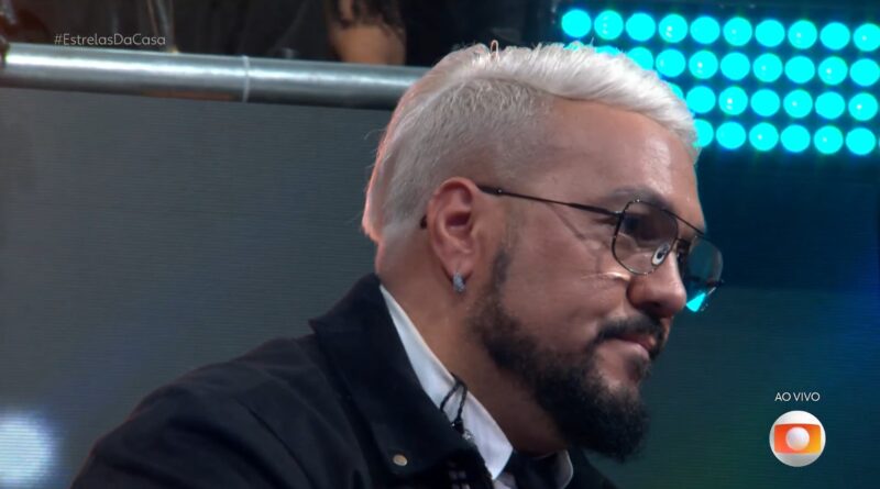 Belo chora no Estrelas da Casa e Anitta brinca: 'Ele é ator'