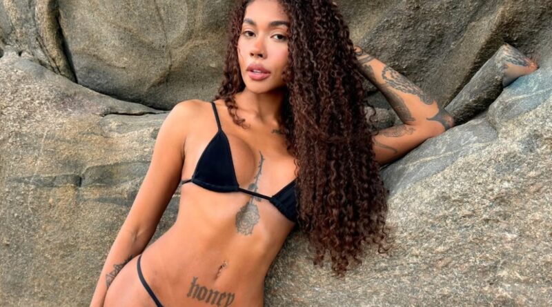 Giovanna Jacobina exibe novo silicone e corpo na praia