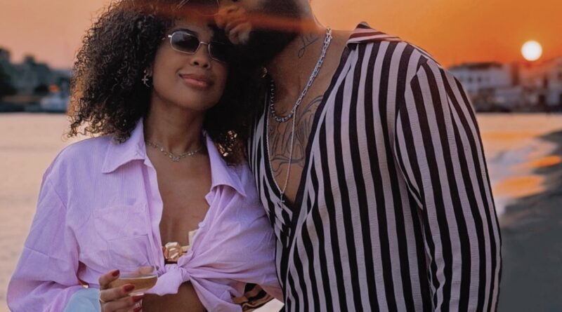Marvvila exibe barriga sarada e romance com músico na Europa