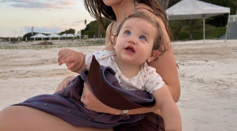 Rafa Kalimann curte momento fofo com filha na praia