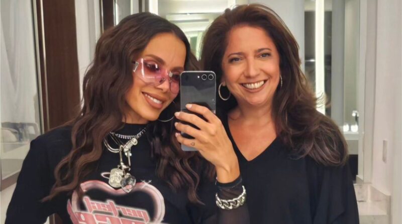 Anitta consulta tia Marcia ao vivo no Estrelas da Casa