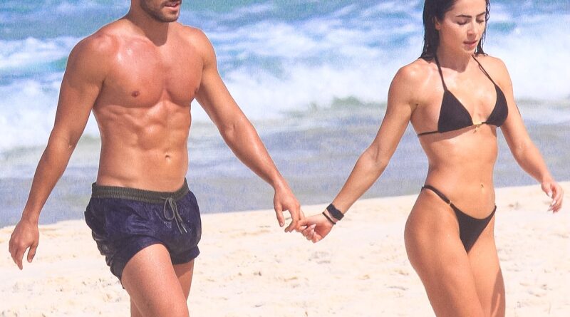 Jade Picon posa de biquíni com André Lamoglia em clique