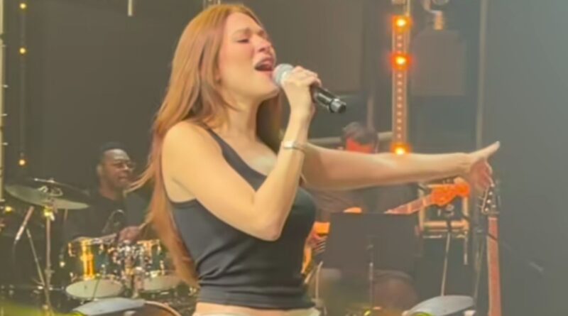 Ana Clara canta Djavan nos bastidores do Estrelas da Casa