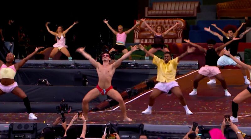 Bailarino de sunga rouba a cena no show de Pedro Sampaio no Rock in Rio