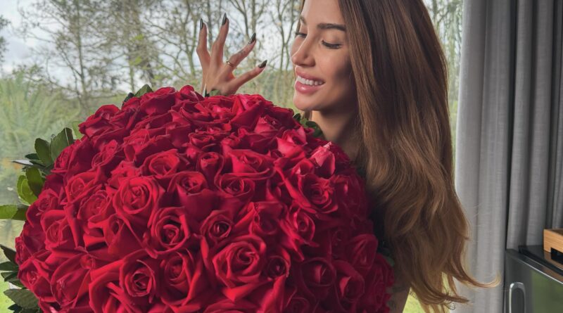 Bianca Andrade exibe anel e diz 'Eu disse sim'
